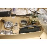 A BOX OF METALWARE TO INCLUDE AN OIL LAMP ETC