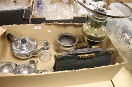 A BOX OF METALWARE TO INCLUDE AN OIL LAMP ETC