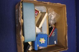 A BOX OF JEWELLERY COINS AND COLLECTABLES
