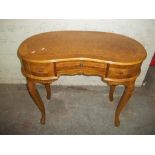 A SMALL KIDNEY SHAPED WRITING DESK WITH CROSS BANDED DETAIL