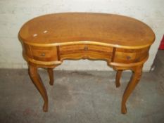 A SMALL KIDNEY SHAPED WRITING DESK WITH CROSS BANDED DETAIL