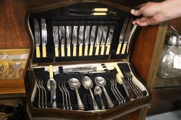 A VINTAGE CANTEEN OF CUTLERY