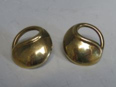 A PAIR OF HALLMARKED 9CT GOLD STYLISED DESIGN EARRINGS, approx 10.8 g