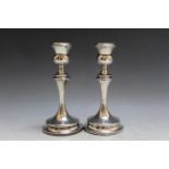 A PAIR OF HALLMARKED SILVER CANDLESTICKS - BIRMINGHAM 1918, filled bases, H 17.5 cm