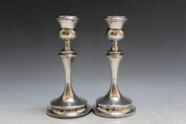 A PAIR OF HALLMARKED SILVER CANDLESTICKS - BIRMINGHAM 1918, filled bases, H 17.5 cm