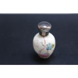 A SMALL PORCELAIN SCENT BOTTLE, H 5.5 cm