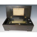 A 19TH CENTURY SWISS MUSIC BOX IN SIMULATED ROSEWOOD CASE, playing six airs, W 43 cm