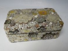 A DECORATIVE ORIENTAL LACQUER WARE LIDDED BOX, with extensive mother of pearl floral