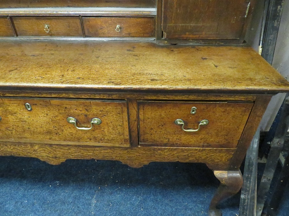 A 19TH CENTURY OAK DRESSER, the open plate rack with two cupboards and five spice drawers, the lower - Bild 2 aus 4