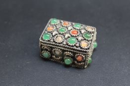 A SMALL BOX DECORATED WITH AGATE STONES, W 4.75 cm