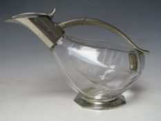 AN ETAINS DU MANOIR DECANTER IN THE FORM OF A DUCK, glass body with metal mounts, overall L 27 cm