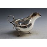 A HALLMARKED SILVER SAUCE BOAT BY WALKER AND HALL - SHEFFIELD 1900, approx weight 267.3g, W 18.5 cm