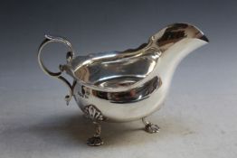 A HALLMARKED SILVER SAUCE BOAT BY WALKER AND HALL - SHEFFIELD 1900, approx weight 267.3g, W 18.5 cm