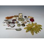 A COLLECTION OF ASSORTED VINTAGE COSTUME JEWELLERY ETC., various styles and periods, to include