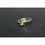 A FIVE STONE DIAMOND RING SET IN UNMARKED YELLOW METAL, approximate weight 3.1 g, ring size R