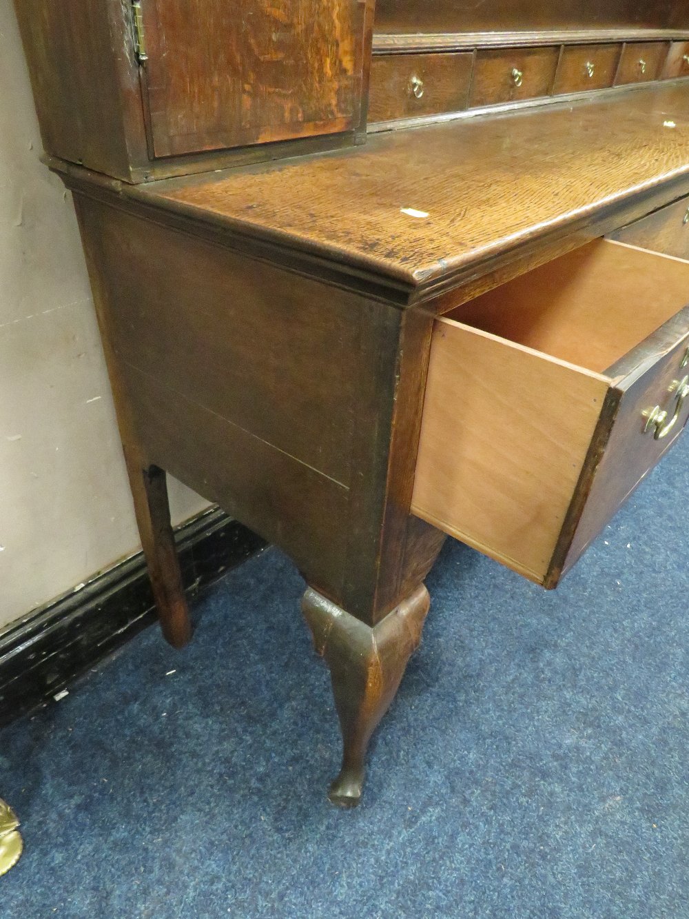 A 19TH CENTURY OAK DRESSER, the open plate rack with two cupboards and five spice drawers, the lower - Bild 3 aus 4