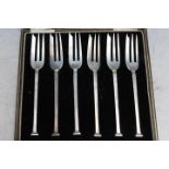 A CASED SET OF SIX HALLMARKED SILVER SEAL TOP CAKE FORKS - SHEFFIELD 1927, approx combined weight