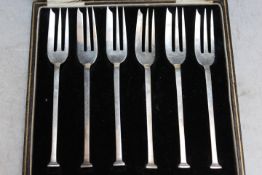 A CASED SET OF SIX HALLMARKED SILVER SEAL TOP CAKE FORKS - SHEFFIELD 1927, approx combined weight
