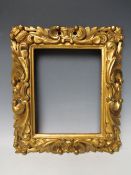 AN 18TH CENTURY CARVED WOODEN PIERCED GOLD FRAME, frame W 7 cm, rebate 26 x 20 cm