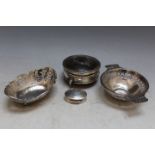 A SMALL COLLECTION OF HALLMARKED SILVER CONSISTING OF A SMALL PIERCED TWIN HANDLED DISH - BIRMINGHAM