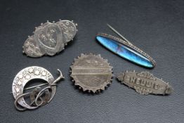 FIVE ANTIQUE AND LATER VINTAGE BROOCHES