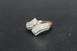 A HALLMARKED 9 CARAT GOLD SPLIT BAND DIAMOND CLUSTER RING, approximate weight 3.3 g, ring size S