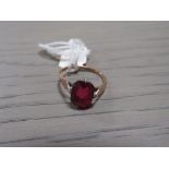 A LADIES FILIGREE RING SET WITH RED STONE - MARKED 9CT GOLD- APPROX WEIGHT 2G