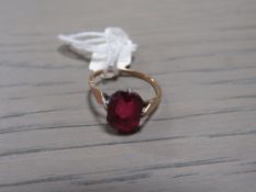 A LADIES FILIGREE RING SET WITH RED STONE - MARKED 9CT GOLD- APPROX WEIGHT 2G
