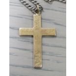 A YELLOW METAL PENDANT CROSS - APPROXIMATELY 6 G