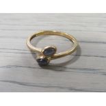 A LADIES 9CT GOLD CABOCHON SET CROSSOVER RING - STAMPED 375