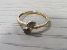 A LADIES 9CT GOLD CABOCHON SET CROSSOVER RING - STAMPED 375
