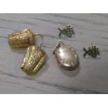 A COLLECTION OF YELLOW METAL JEWELLERY COMPRISING A PAIR OF CHARACTER MARK EARRINGS, ANOTHER PAIR OF