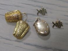 A COLLECTION OF YELLOW METAL JEWELLERY COMPRISING A PAIR OF CHARACTER MARK EARRINGS, ANOTHER PAIR OF