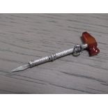 AN ANTIQUE SILVER AND AGATE NOVELTY TOOTH PICK