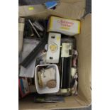 A BOX OF ASSORTED KNITTING & SEWING MACHINE ACCESSORIES