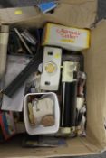 A BOX OF ASSORTED KNITTING & SEWING MACHINE ACCESSORIES