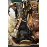 A TRAY OF ASSORTED TREEN AND COLLECTABLES TO INCLUDE FOUR CARVED ONYX HORSE HEAD BOOKENDS /