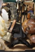 A TRAY OF ASSORTED TREEN AND COLLECTABLES TO INCLUDE FOUR CARVED ONYX HORSE HEAD BOOKENDS /