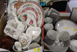 A SMALL TRAY OF ASSORTED CHINA TO INCLUDE ROYAL WORCESTER EVESHAM, WEDGWOOD ETC TOGETHER WITH A TRAY