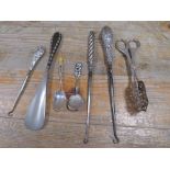 A COLLECTION OF ASSORTED SILVER AND WHITE METAL COLLECTABLES TO INCLUDE A SHOE HORN, BUTTON HOOKS