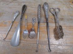 A COLLECTION OF ASSORTED SILVER AND WHITE METAL COLLECTABLES TO INCLUDE A SHOE HORN, BUTTON HOOKS