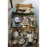THREE TRAYS OF ASSORTED METALWARE TO INCLUDE BRASS, COPPER AND SILVER PLATED ITEMS ETC