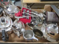 A TRAY OF ASSORTED METALWARE TO INCLUDE A THREE PIECE TEASET, NAPKIN RINGS ETC