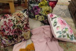 A TRAY OF EX SHOW HOME THROWS TOGETHER WITH TWO DESIGNER GUILD EX LARGE CUSHIONS & ANOTHER