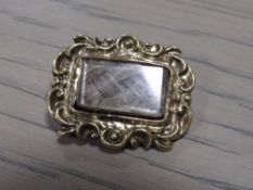 AN ANTIQUE 19TH CENTURY MOURNING BROOCH