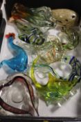 A TRAY OF ASSORTED MURANO AND STUDIO GLASS VASES & ANIMALS