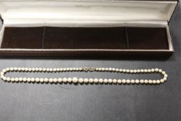 A PEARL NECKLACE WITH 9CT GOLD CLASP
