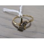 A FIVE STONE DIAMOND RING SET IN UNMARKED YELLOW METAL, approximate weight 3.1 g, ring size R