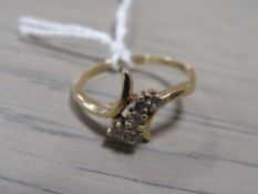 A FIVE STONE DIAMOND RING SET IN UNMARKED YELLOW METAL, approximate weight 3.1 g, ring size R