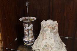 A VINTAGE ORIENTAL IMARI VASE TABLE LAMP - WITH RESTORATION